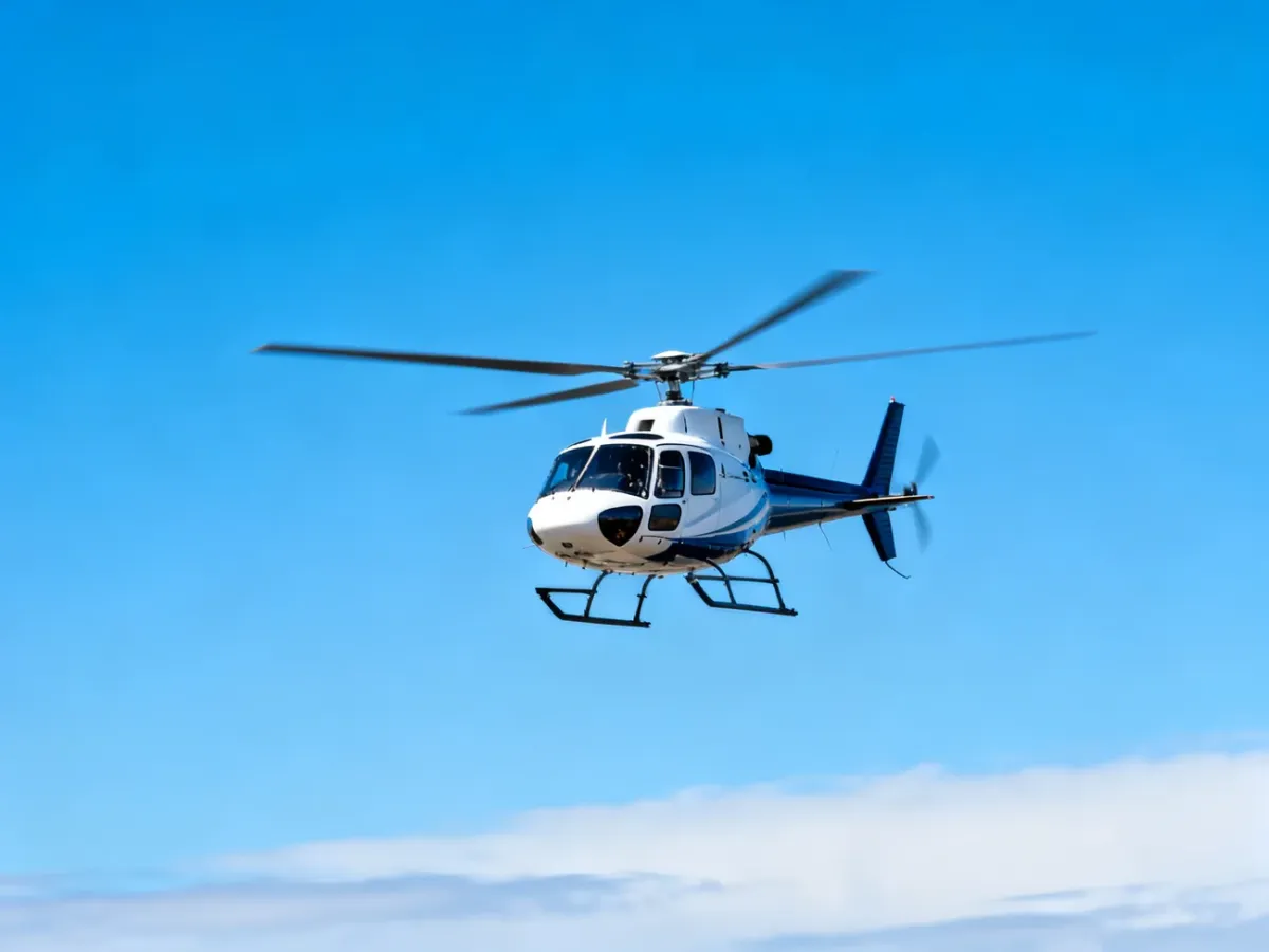 Nowoczesny helikopter lecący na tle bezchmurnego nieba, ilustrujący prędkość i dynamikę lotu śmigłowca.